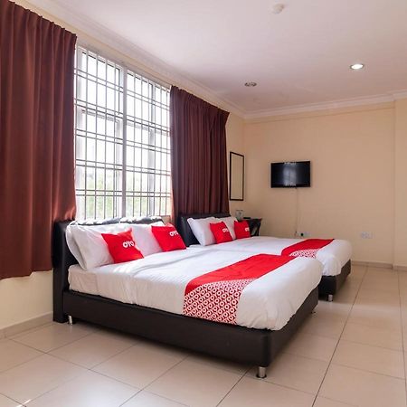 Oyo 89536 Hazris Hotel Batu Pahat Exterior photo