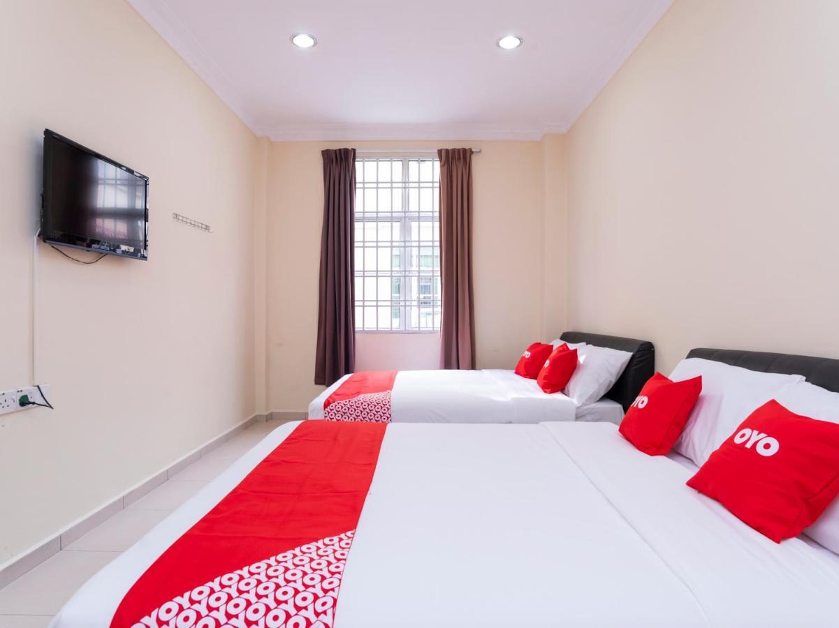 Oyo 89536 Hazris Hotel Batu Pahat Exterior photo